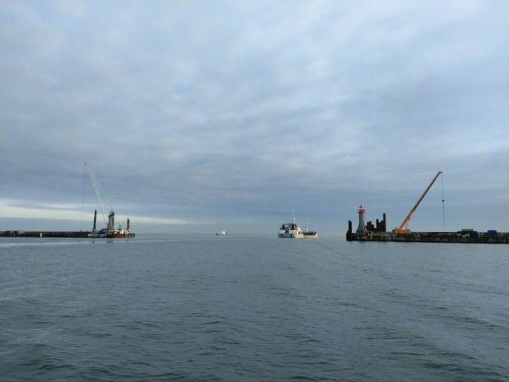 Wejście główne do Portu Gdynia – prace kafarowe na falochronach. Fot. mat. prasowe PRCIP